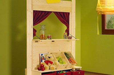 Hölzernes Kindertheater mit Spielzeug